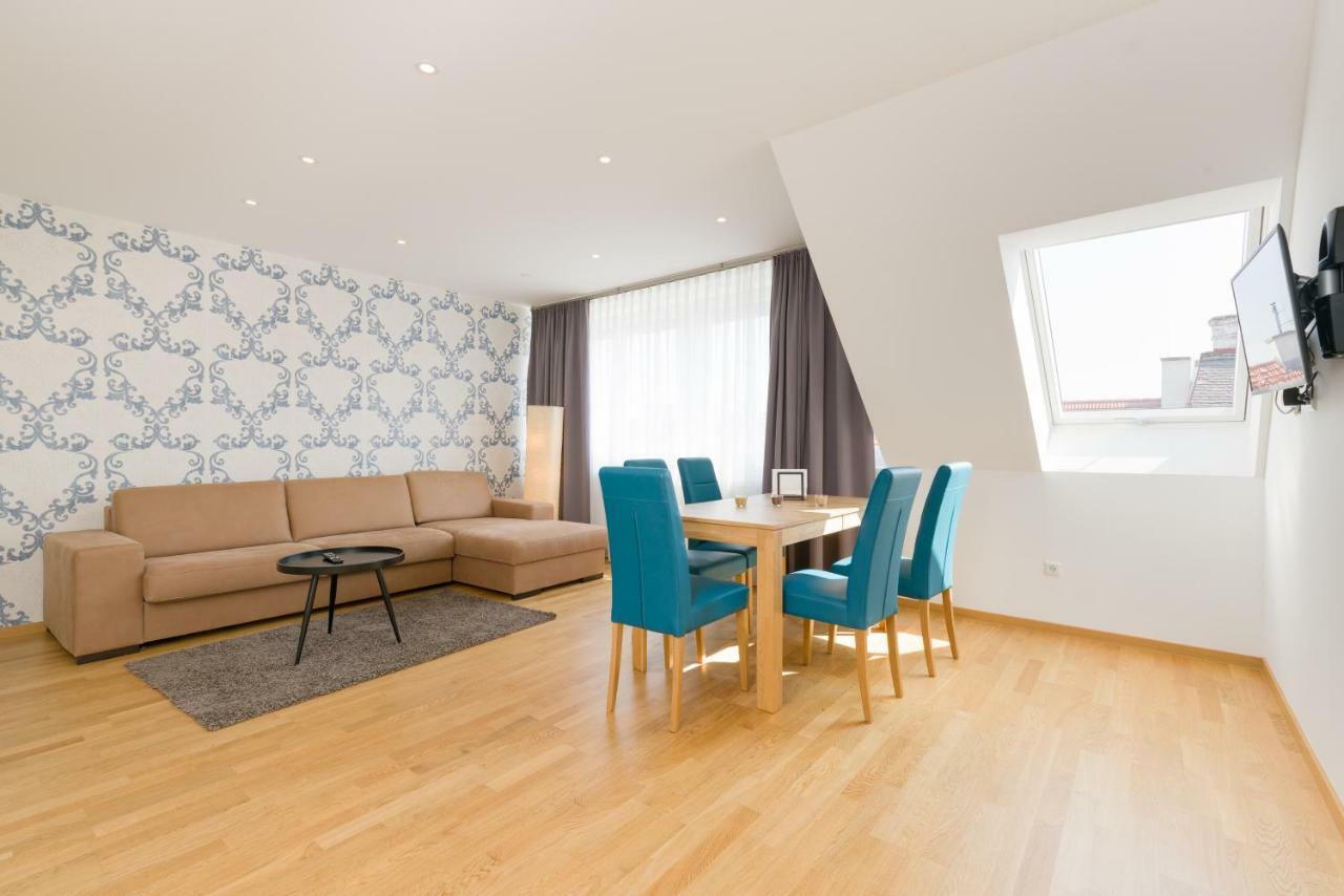 Ullmann 1150 Apartment