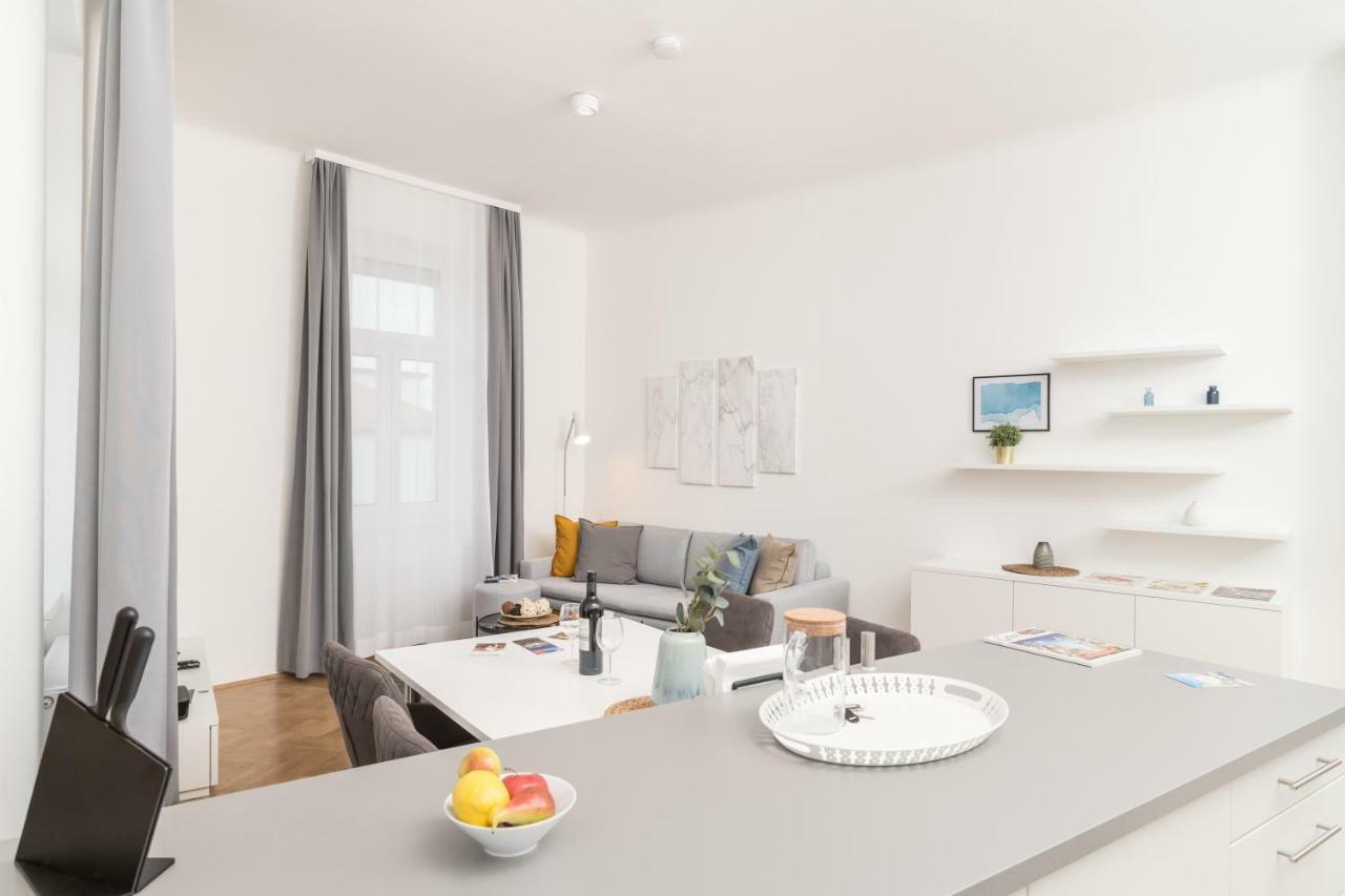 Apartment Stadlau Live By Ichbucheat