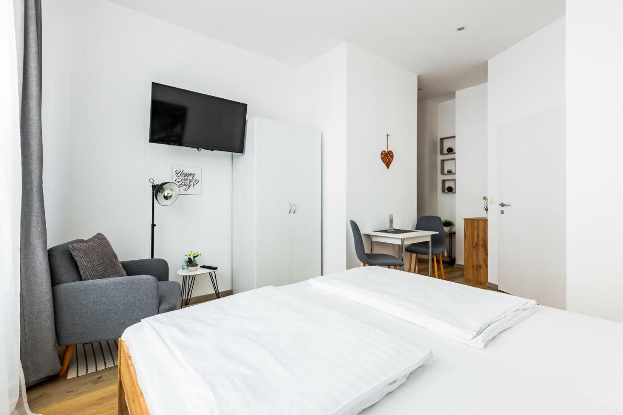 Apartment Budget West With Shared Kitchen