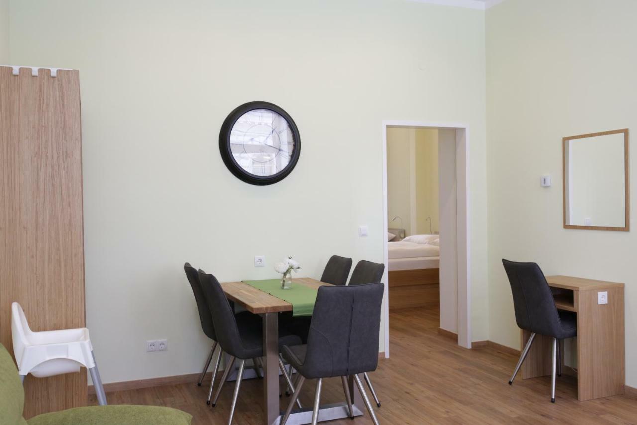 Gold - Contactless Check In Apartment