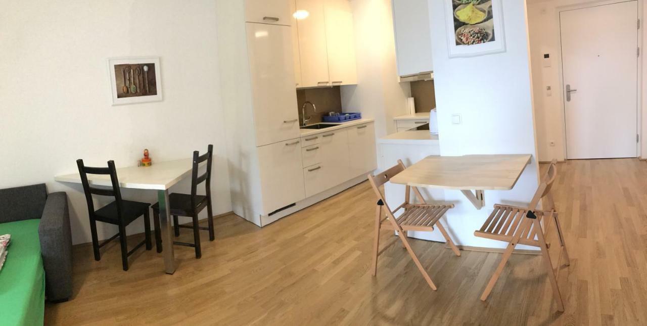 With Parking On Premise * Viena