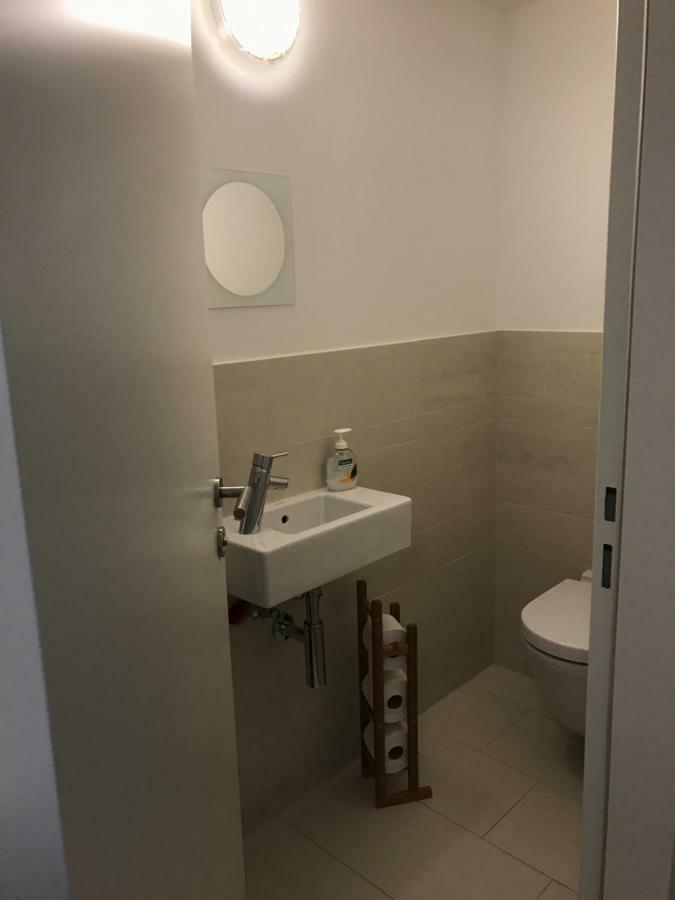 With Parking On Premise * Viena