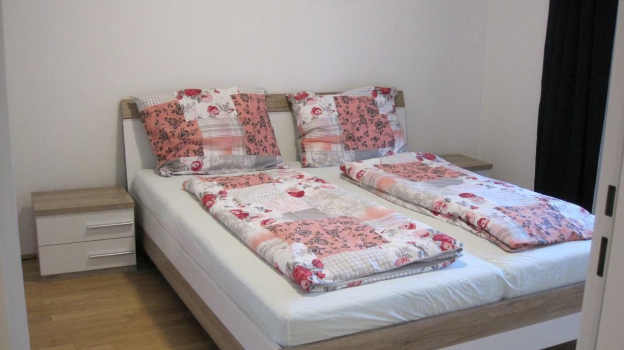 With Parking On Premise * Viena