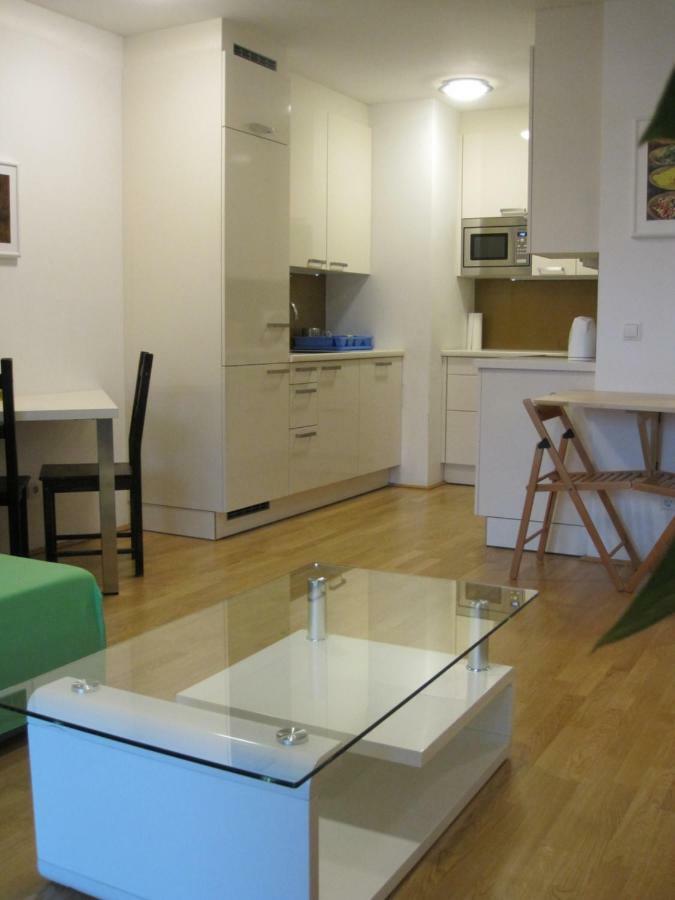 With Parking On Premise * Viena
