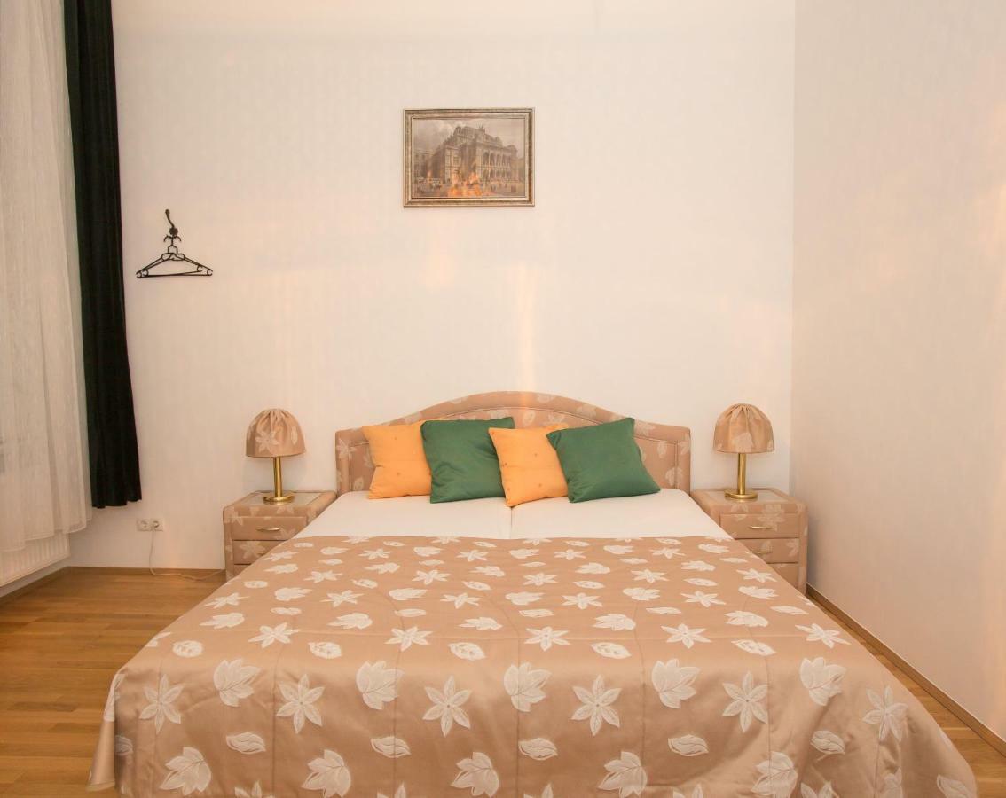 Apartment Opera 1 *