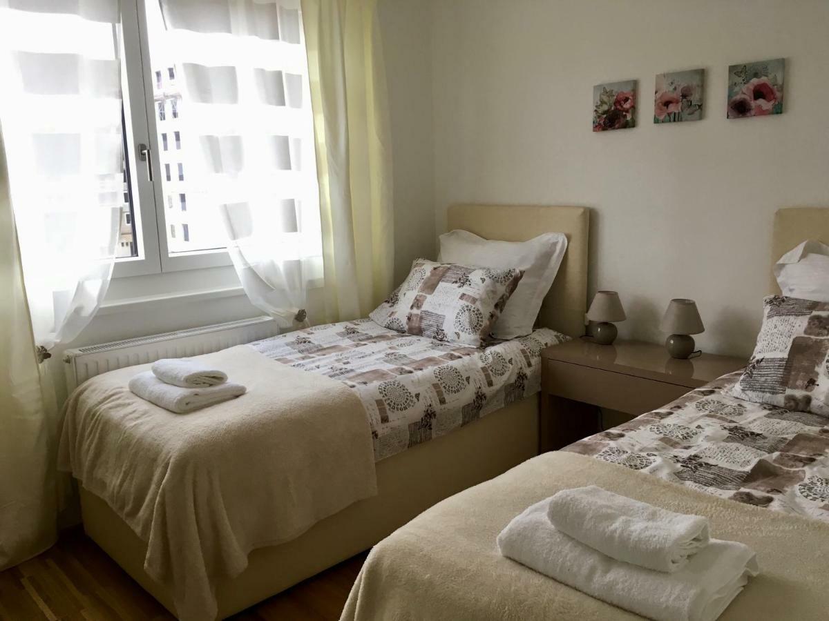 White Vintage Park View Apartment Wien