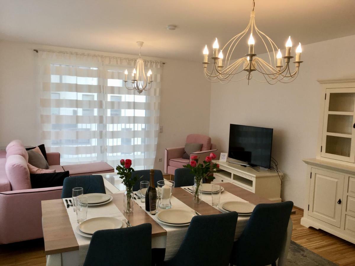 White Vintage Park View Apartment Wien