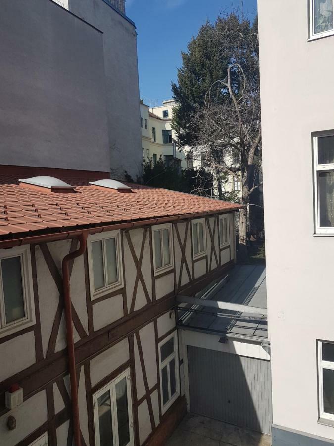 Gerald's 10 Apartment