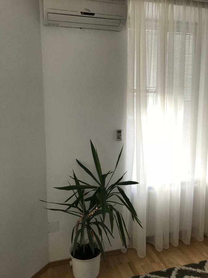 Corner 1020 Apartment *