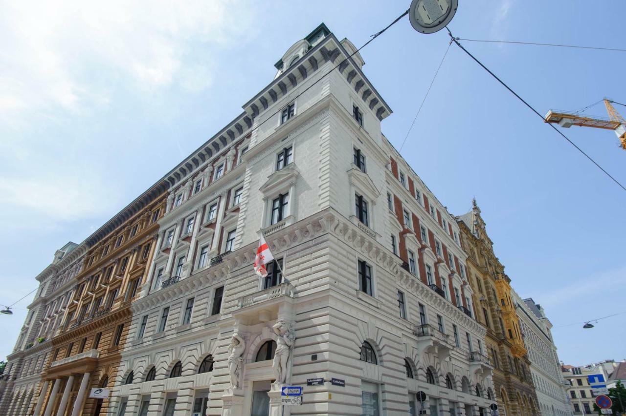 Living - Rathaus * Vienna