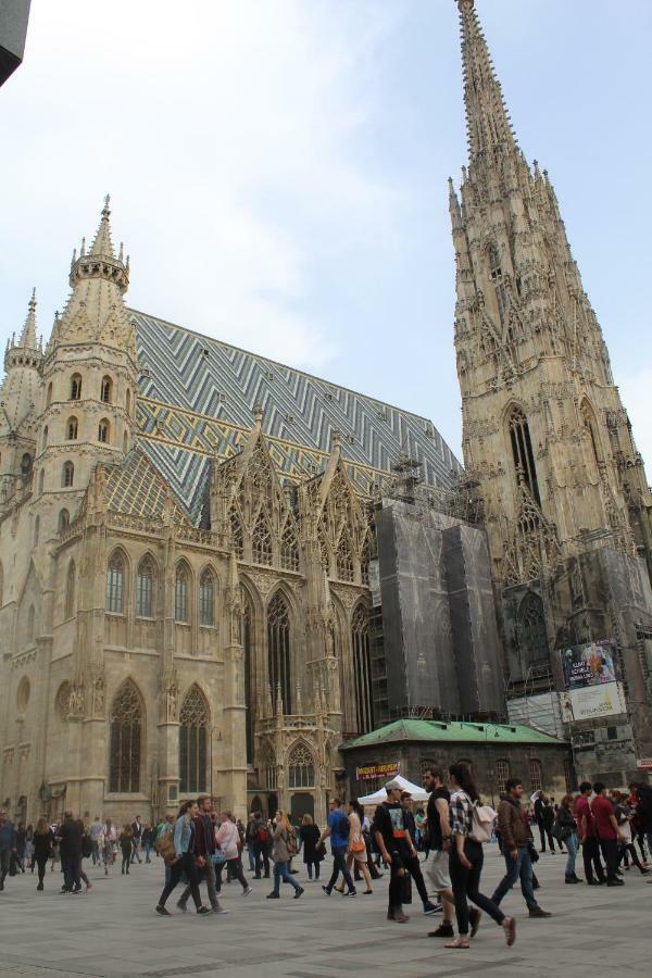 With Unique 40m2 Garden & Self Check In Vienna