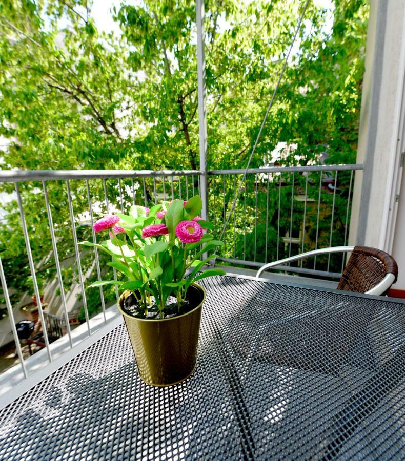 Apartment Charming With Balcony In Hip & Trendy Margareten *