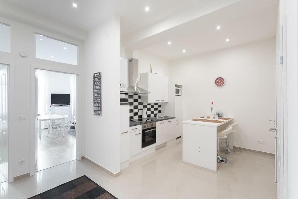 Apartment Bright Red Heart In Leopoldstadt Vienna
