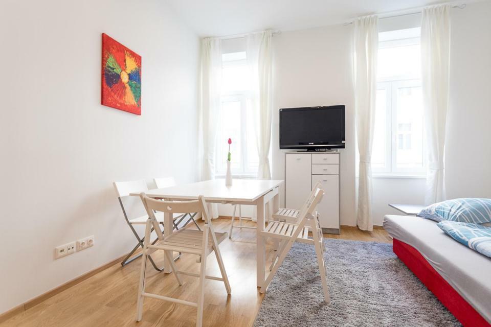 Apartment Bright Red Heart In Leopoldstadt