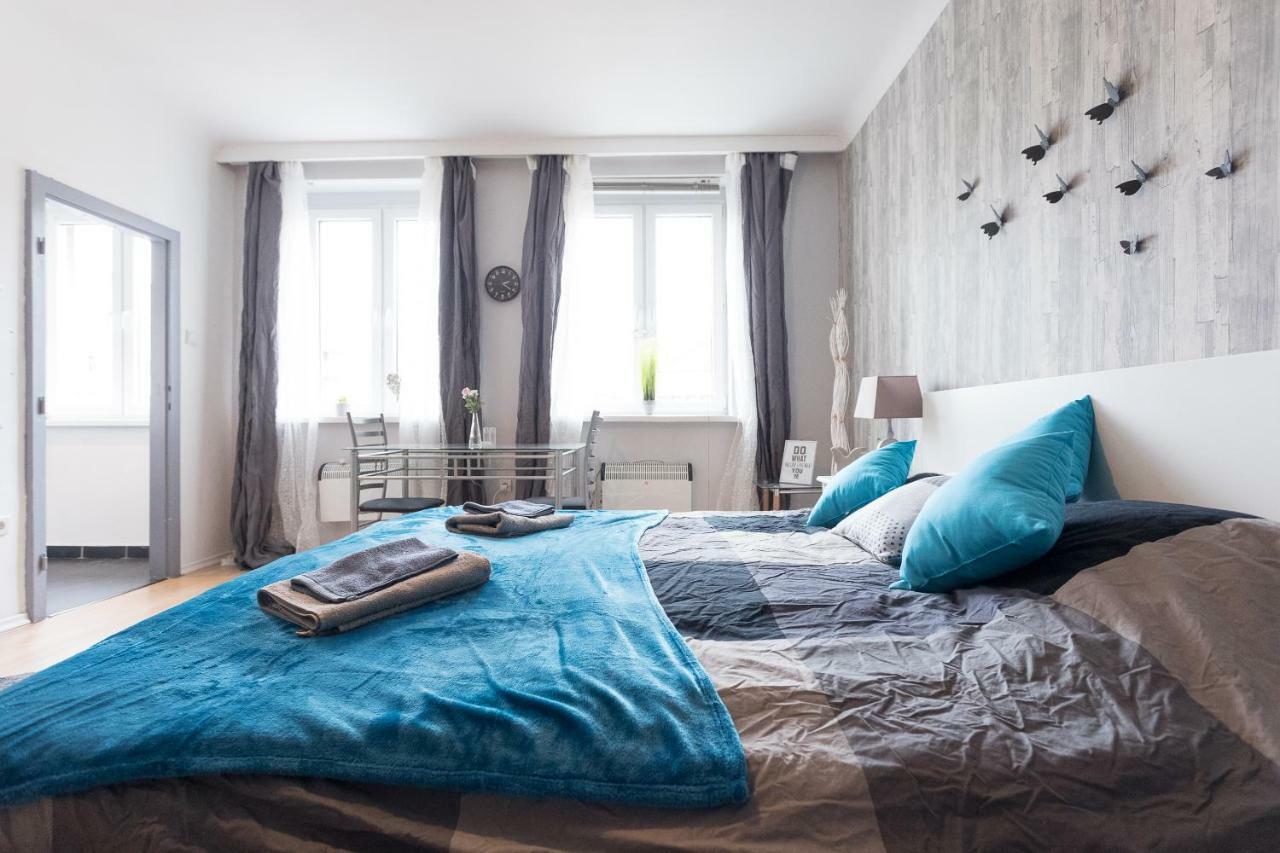 Cute Red Star Center Apartment *