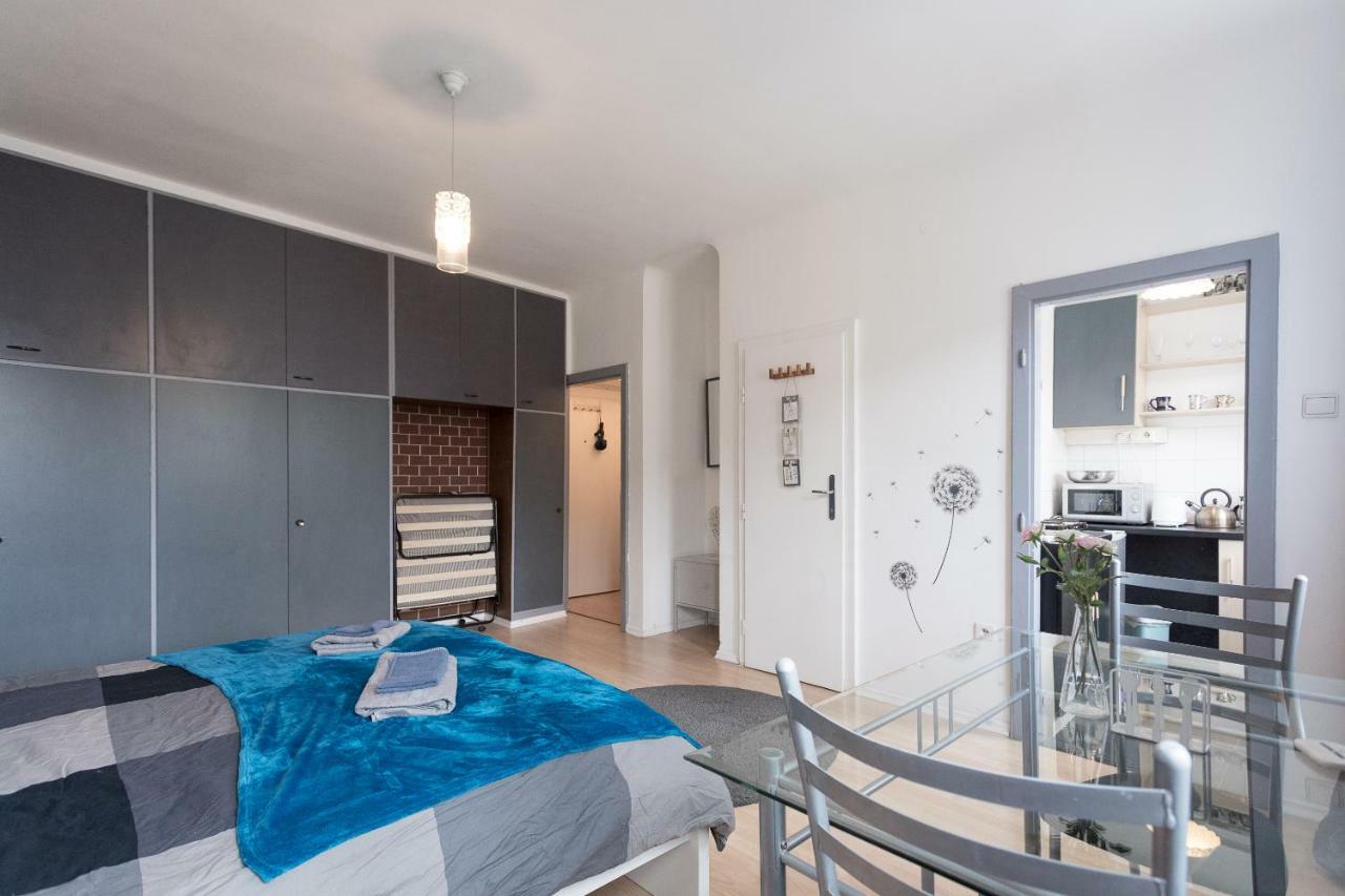 Cute Red Star Center Apartment