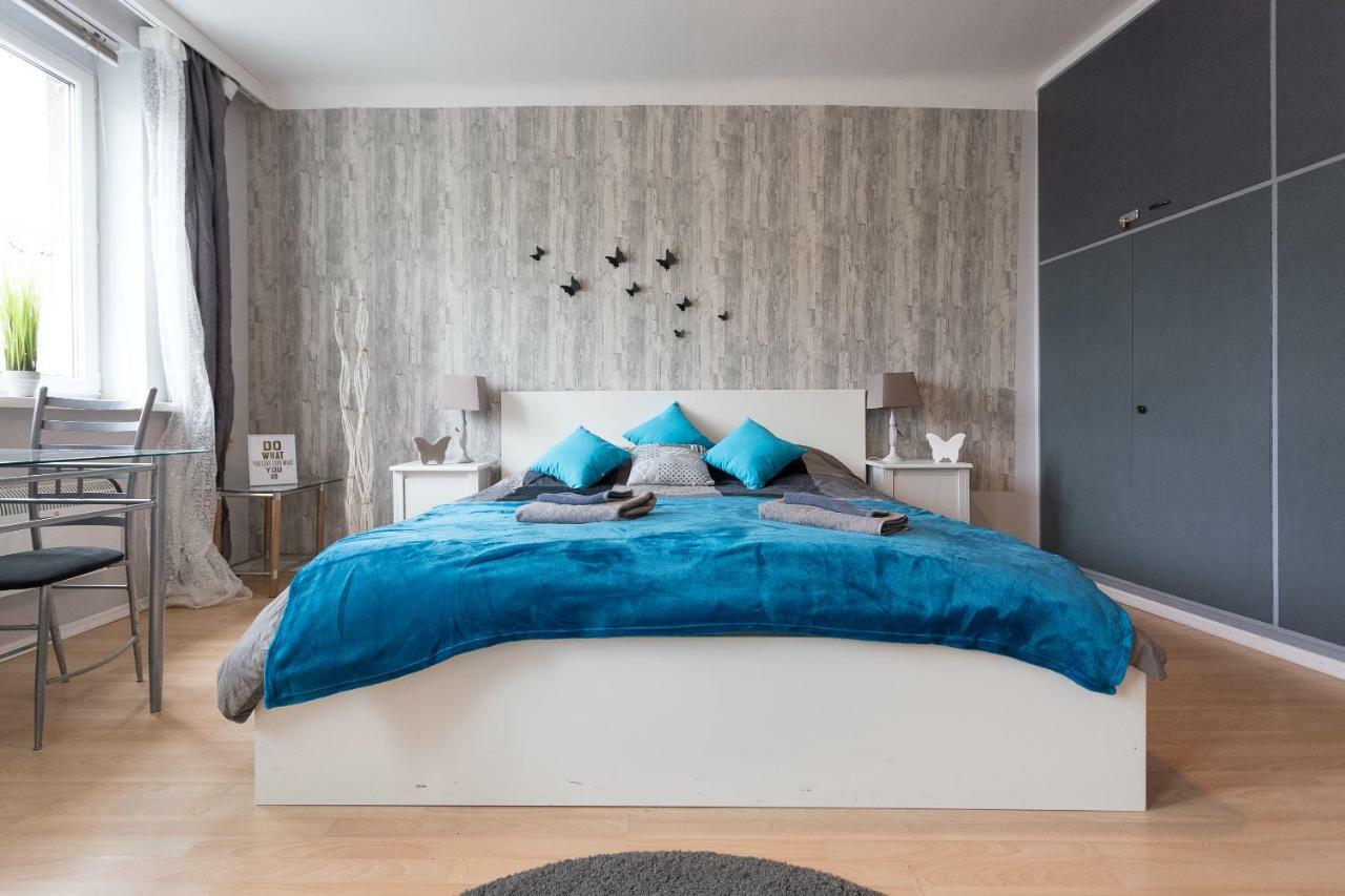 Cute Red Star Center Apartment