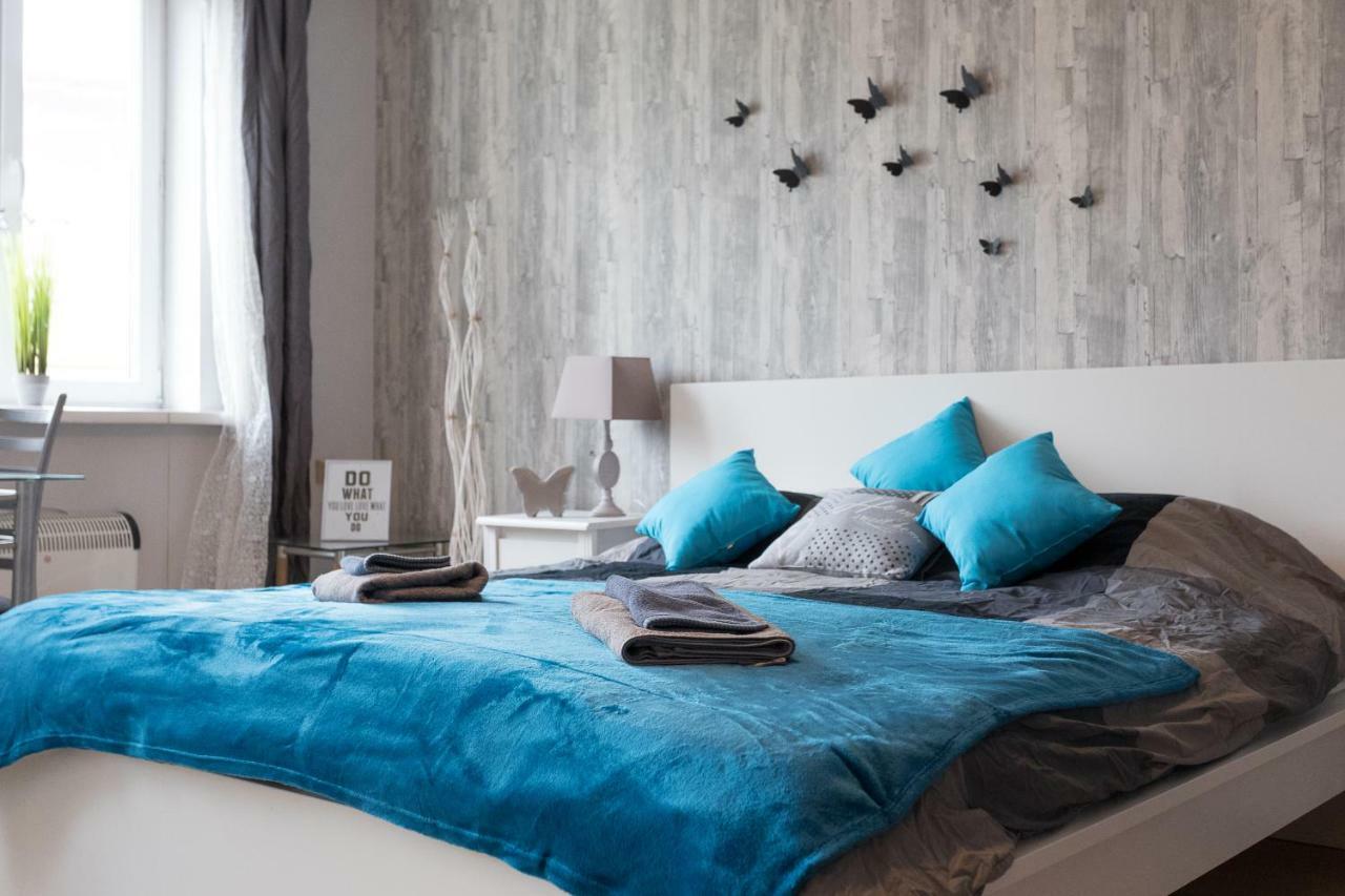 Cute Red Star Center Apartment