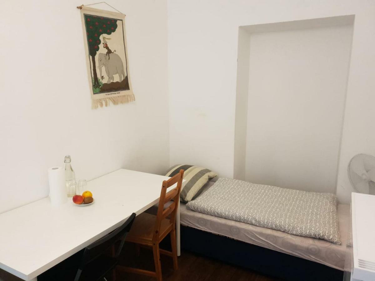 City Center Private With Shared Bathroom. Homestay *