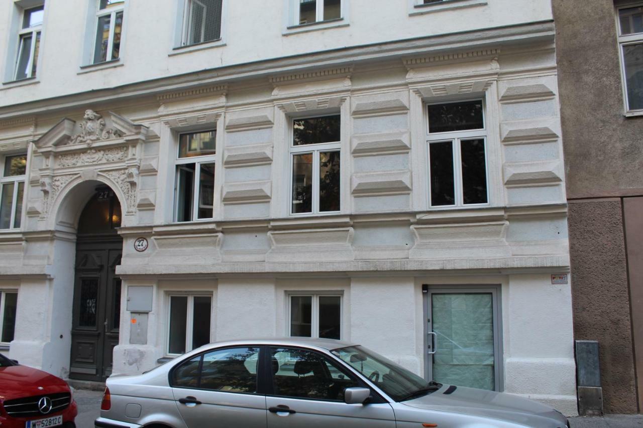 With Unique 40m2 Garden & Self Check In * Vienna