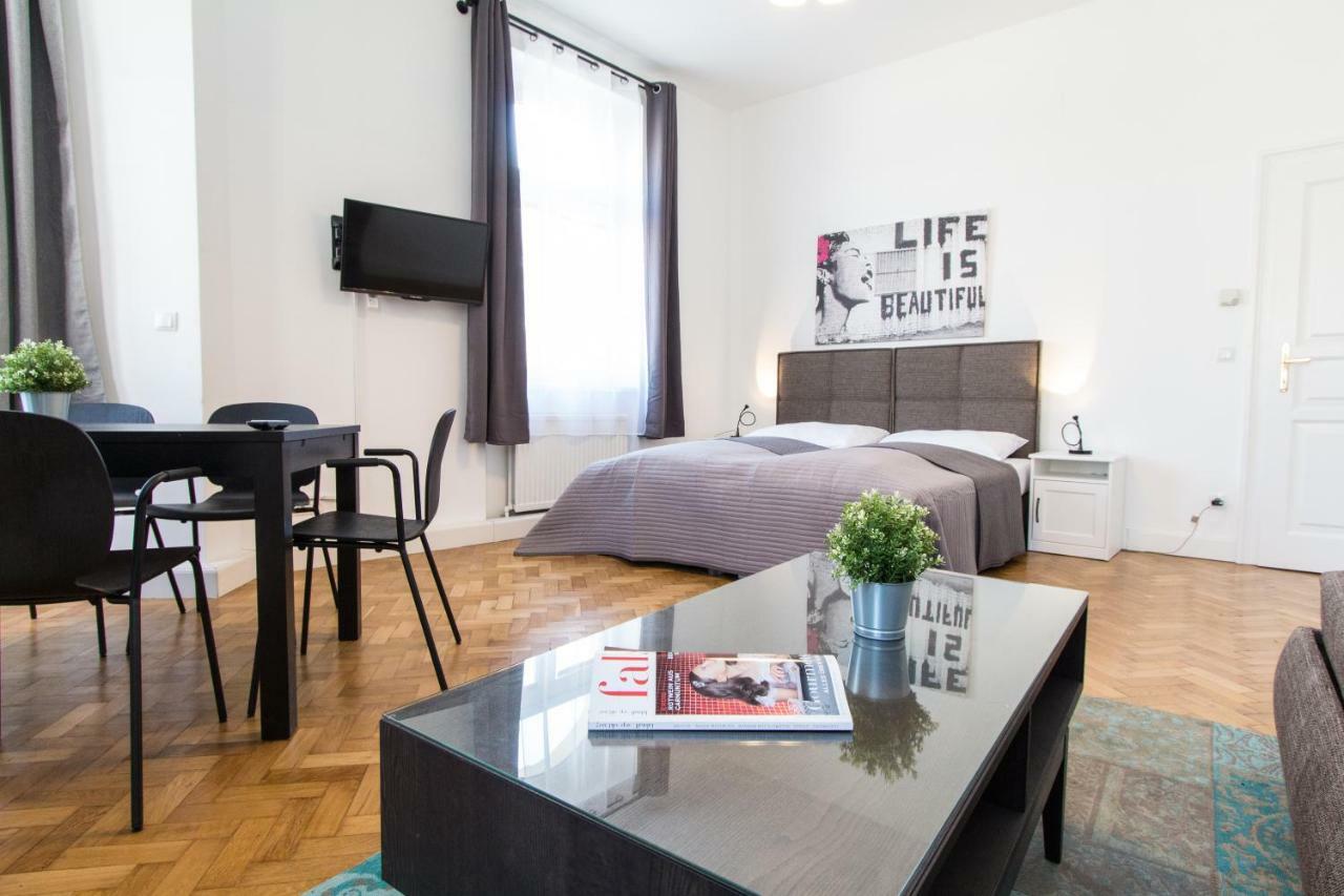 Design I Contactless Check-in Apartment