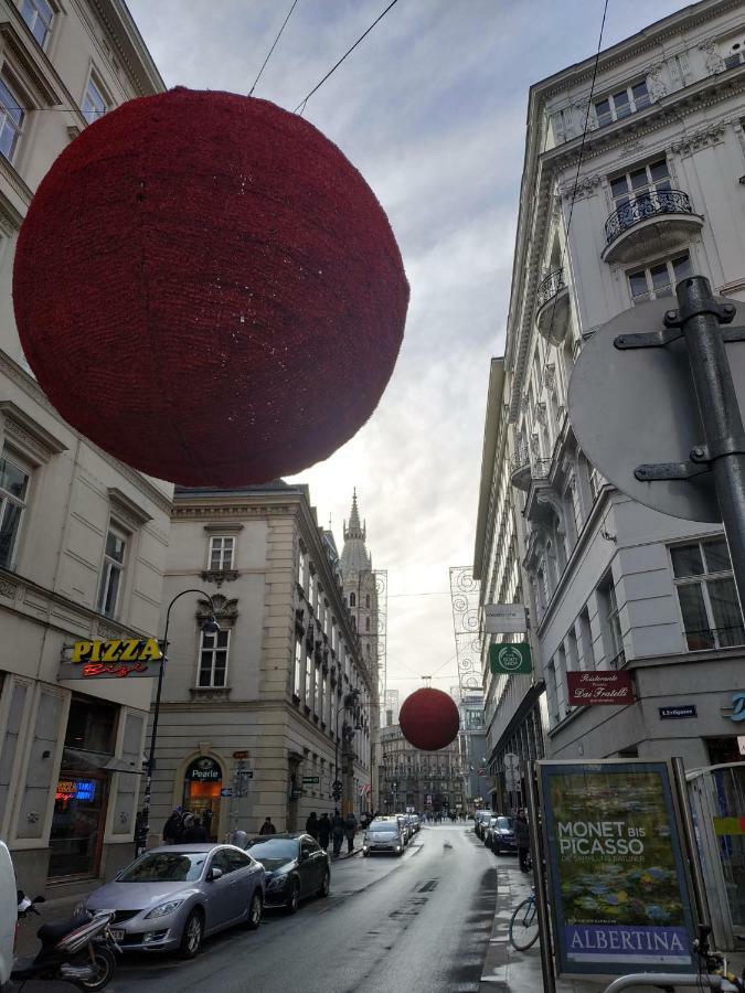 With Unique 40m2 Garden & Self Check In Vienna