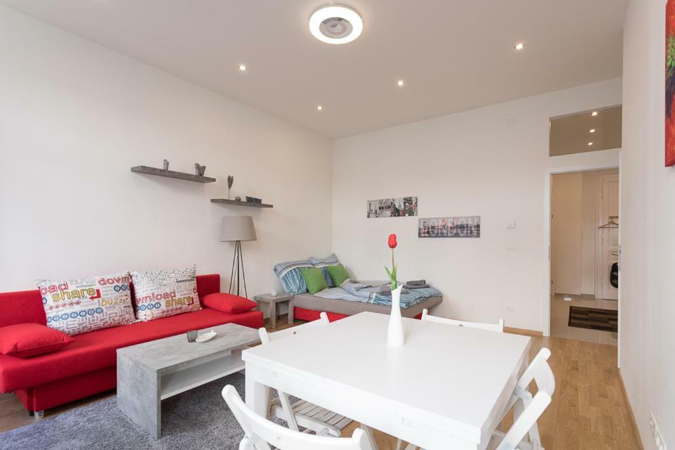 Apartment Bright Red Heart In Leopoldstadt
