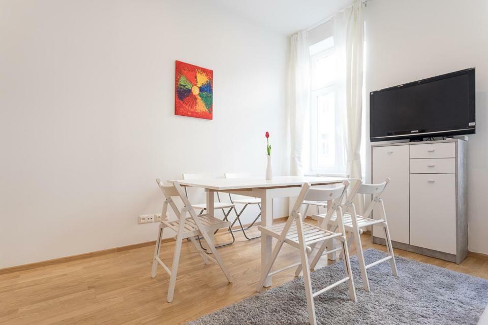 Apartment Bright Red Heart In Leopoldstadt Vienna