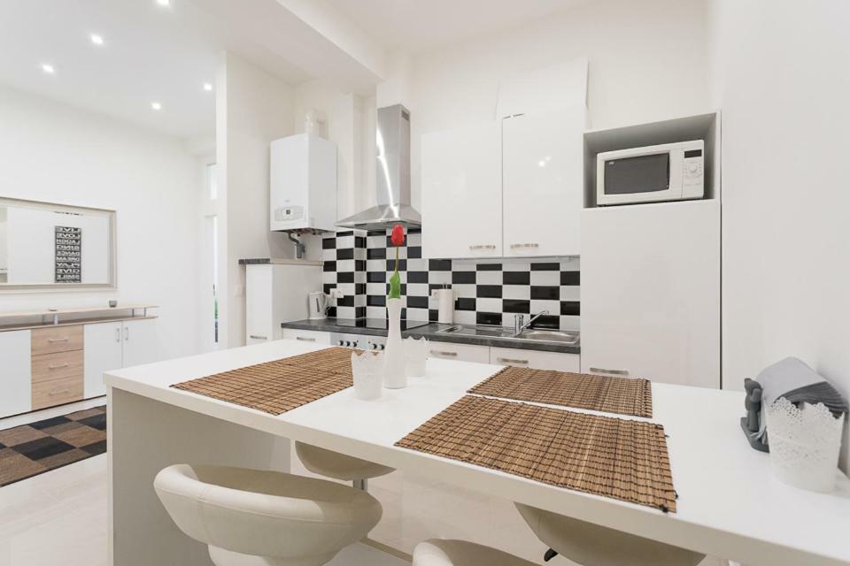 Apartment Bright Red Heart In Leopoldstadt Vienna
