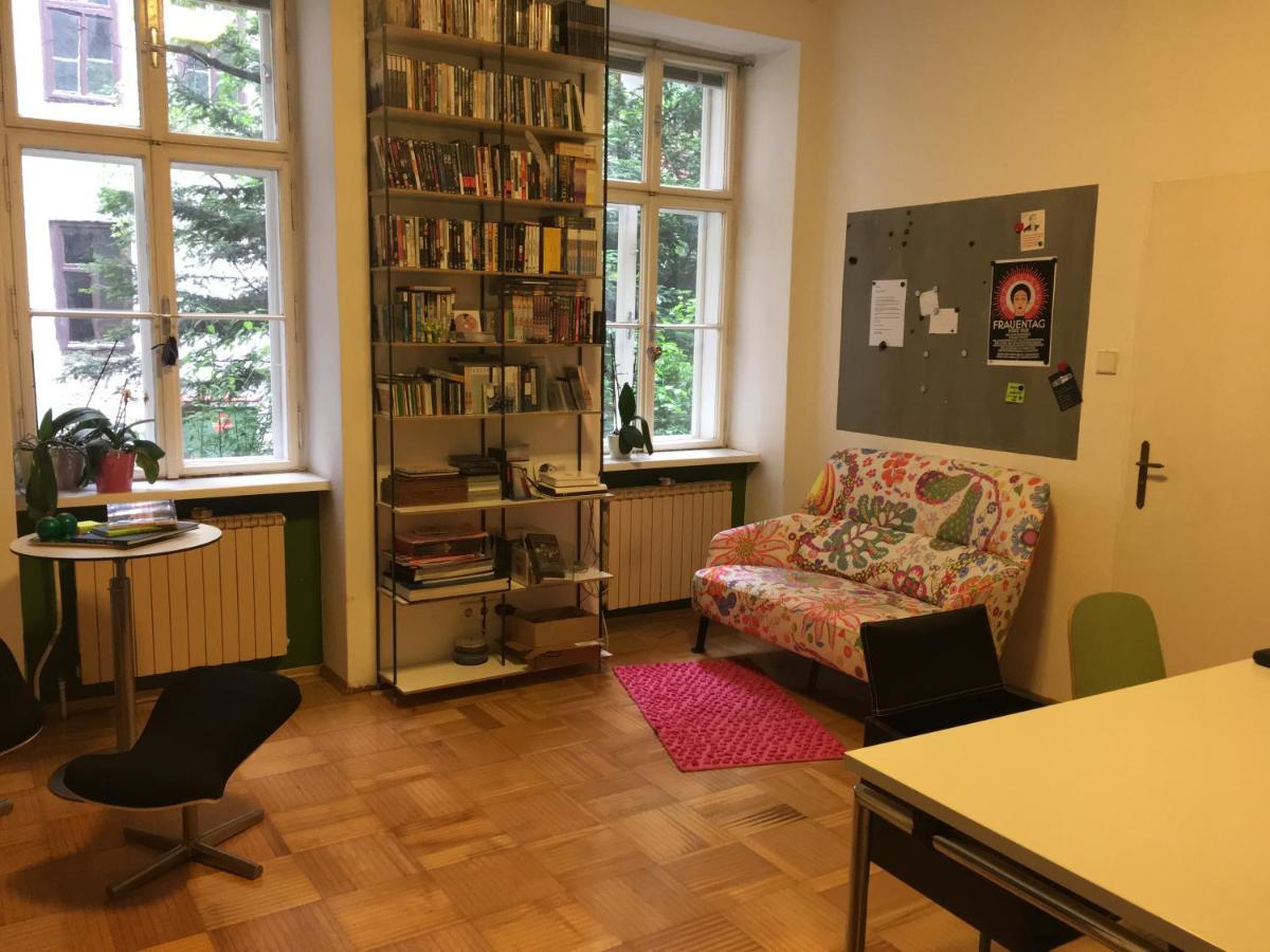 Grüne Hinterhofoase Mitten Im Neunten Wien