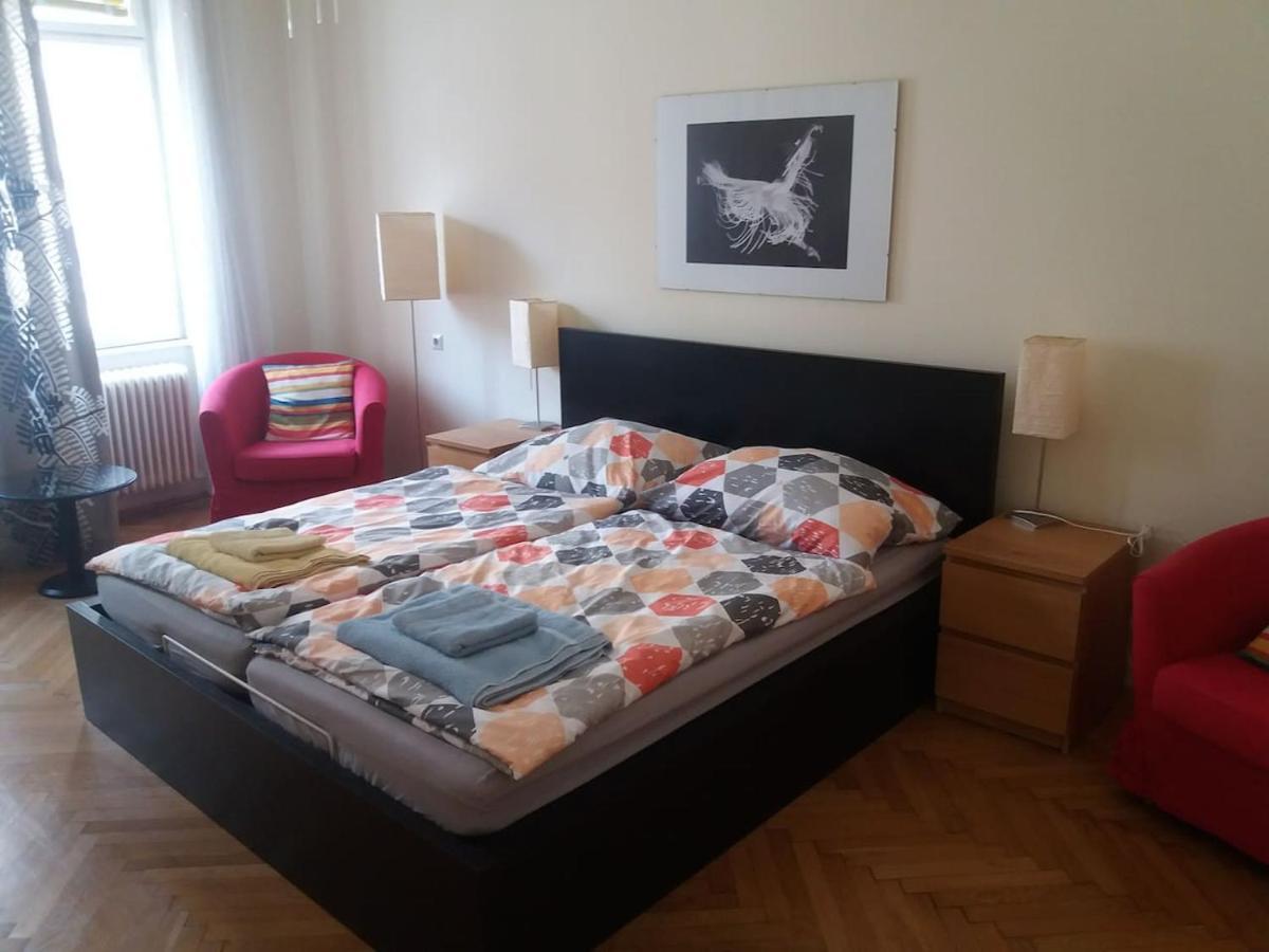 Geraeumige Zentrumsnahe Altbauwohnung * Vienna