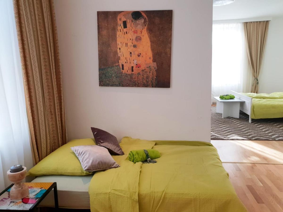 Corner 1020 Apartment