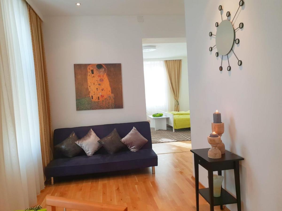 Corner 1020 Apartment *