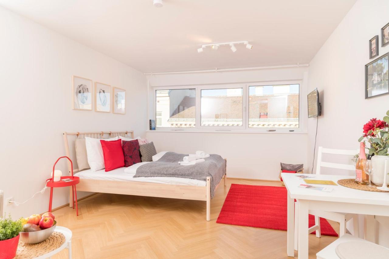 Red Monkey Apartment *