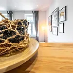 Cozy + Trendy By Jr City Apartments