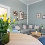 Apartment With Balcony - Trendy Neighborhood
