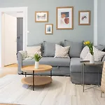Apartment With Balcony - Trendy Neighborhood