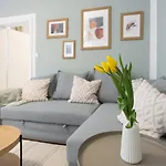 Apartment With Balcony - Trendy Neighborhood