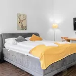 Vivid King Bed Apt - 12 Minutes From City Center