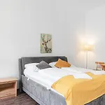 Vivid King Bed Apt - 12 Minutes From City Center