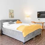 Vivid King Bed Apt - 12 Minutes From City Center