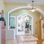 Exquisite Shared Villa - Your Private Room In This Beautiful Home