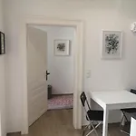 Ruhige Art-Garconniere mit Balkon