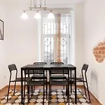 Spacious Central Apartment