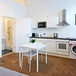 Nice Studio Close To Metro III