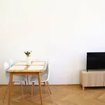 Bloom - Cozy Apartment, 5 Stops To City Center