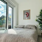Sunny - Free Parking - Balcony