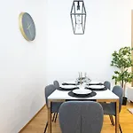 Orestaliving - Spacious 2Br On The Danube Canal