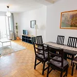 Central Living Apartment Opera
