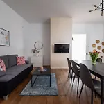 Spacious 2Br By Metro And Center By Hm